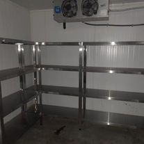 Estante em aço inox sob medida: organização, resistência e eficiência para ambientes profissionais