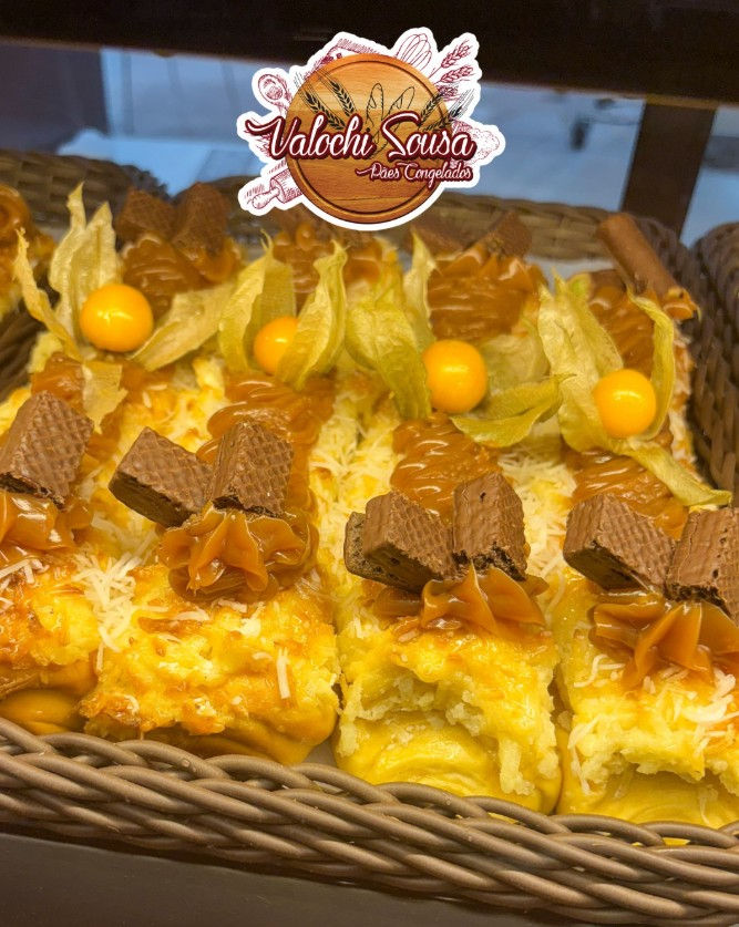 Cesta de doces Vanderleia com cobertura de caramelo, wafers e physalis; logo Valochi Sousa Doces Congelados no topo.