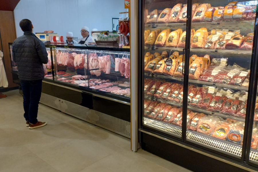 Adega e área de degustação da Casa de Carnes Fronteira Trentin
