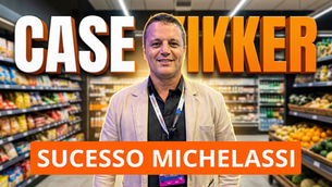 Júnior, do Supermercado Michelassi em supermercado, com texto grande CASE KIKKER e faixa laranja SUCESSO MICHELASSI ao fundo.
