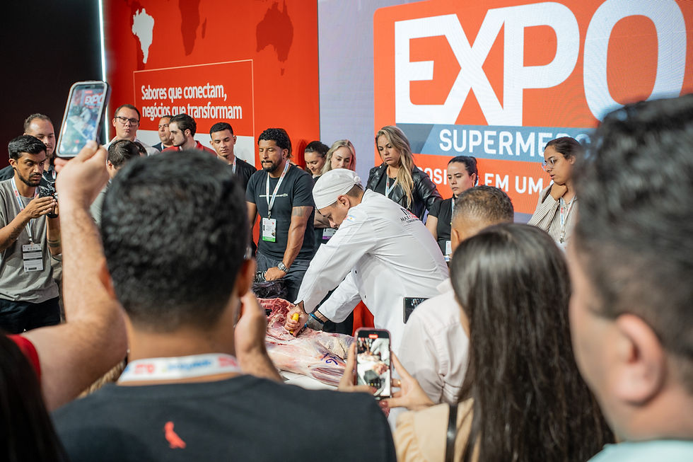 Chef de branco corta carne em feira lotada; público filma. Painel vermelho com EXPO e Sabores que conectam, negócios que transformam.