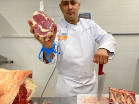 O Açougueiro Moderno: Arte do Corte e Ciência do Lucro no Supermercado Índio em Guaíba/RS