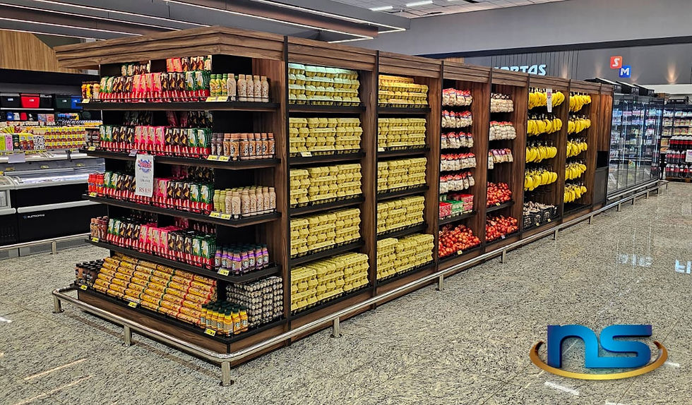 Mobiliário e equipamentos Estante de supermercado com garrafas, ovos, bananas e cebolas. Piso claro e teto com luminárias. Logo "ns" no canto inferior direito.
