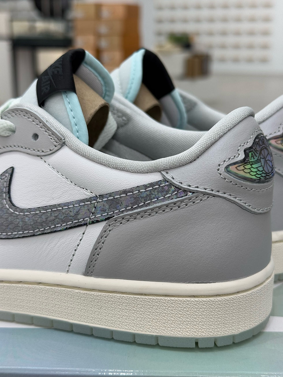 縮圖：Jordan 1 Retro Low OG Year of the Snake (2025) HF3144-100 蛇年限定 冰底 灰白 蛇鱗 雷射