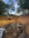 Desmonte de terreno finalizado con excavadora aparcada después de realizar trabajos de excavación y movimiento de tierras en A Coruña.
