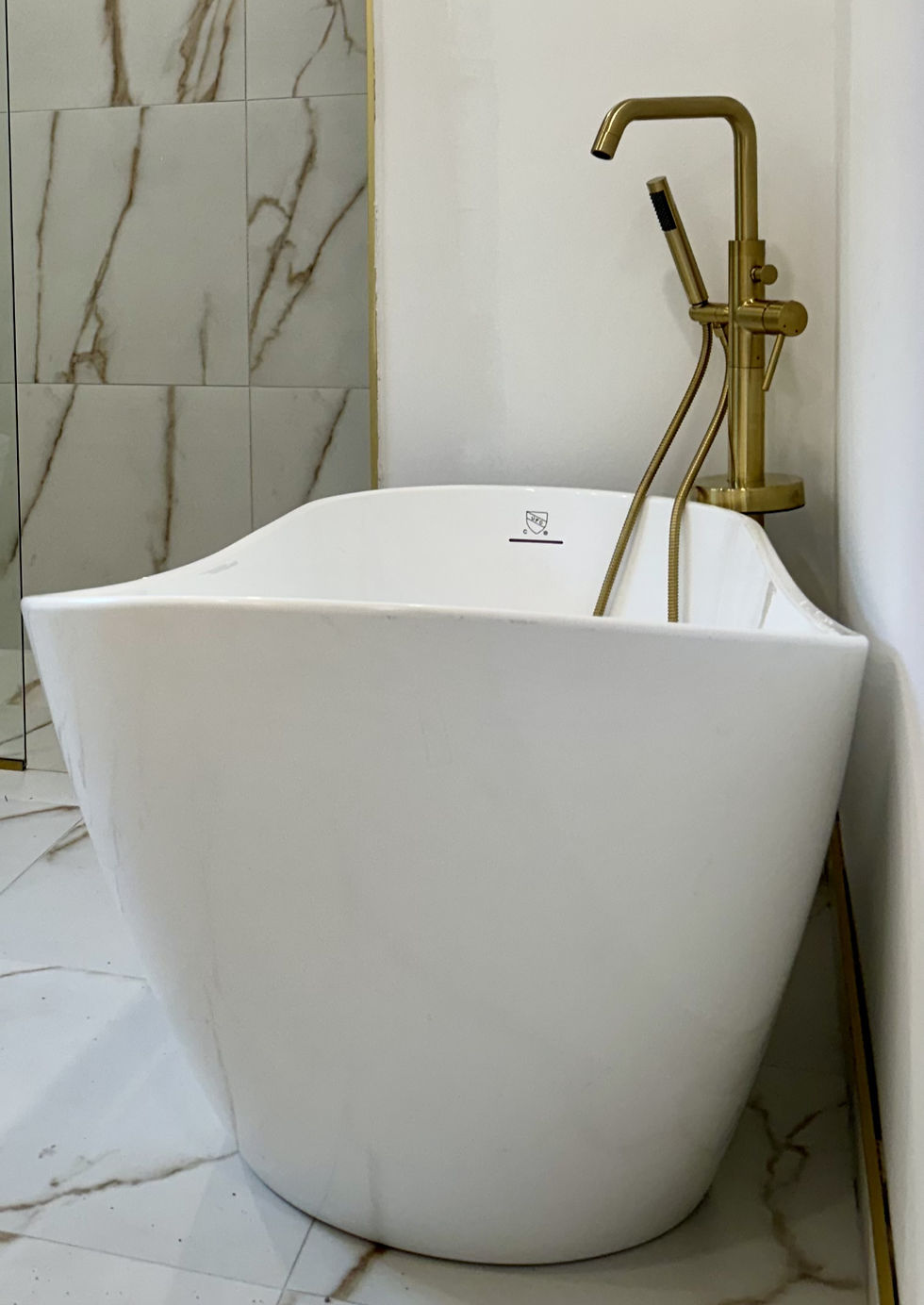 Robinetterie en laiton sur pied, par Bonbain Construction, Montréal