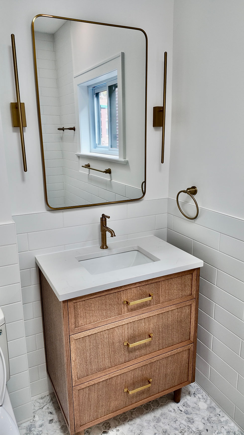 combination of wood, marble and brass remains: a safe bet for an elegant bathroom