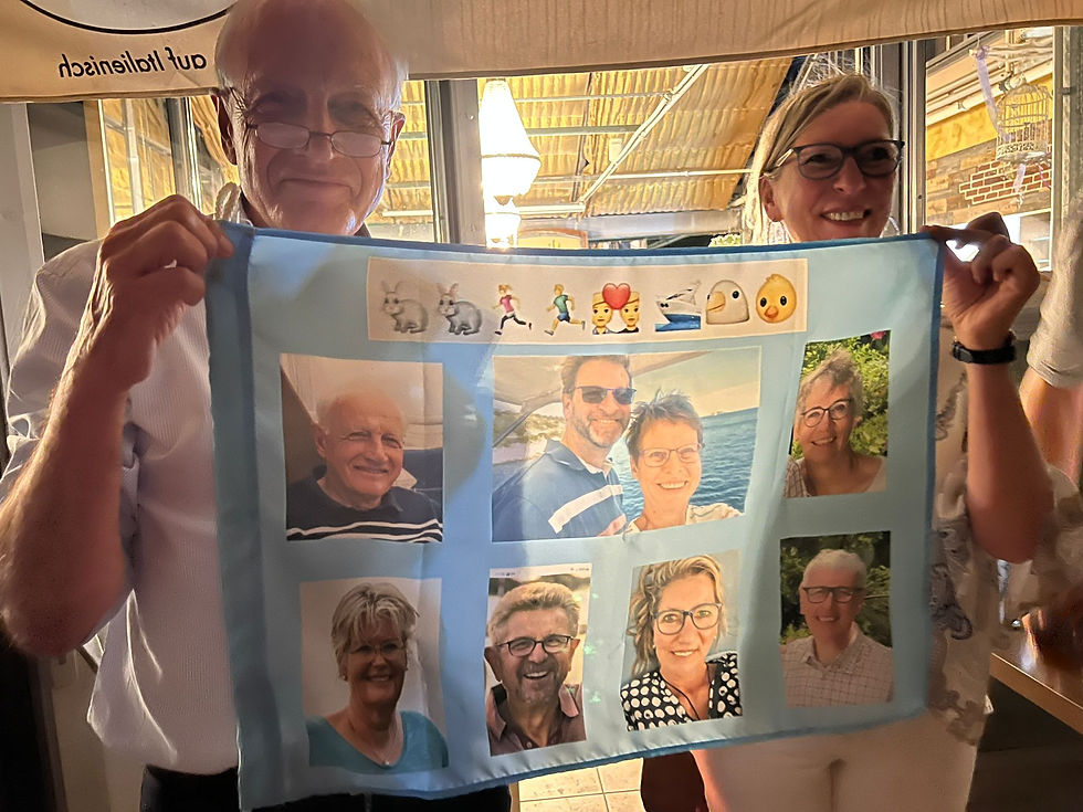 Paar hält eine Flagge hoch