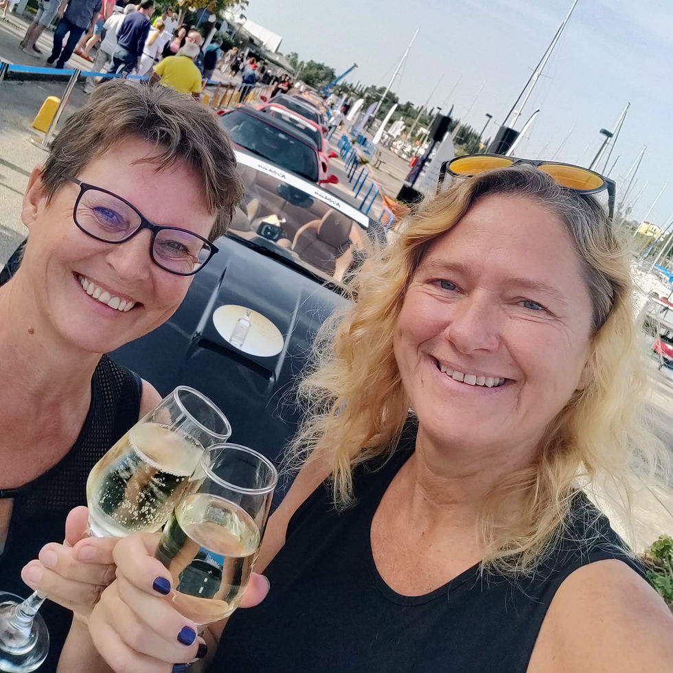 zwei Frauen im Hafen, die Sekt trinken