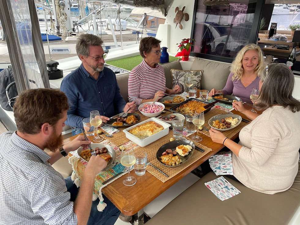 Menschen auf einem Boot beim Essen