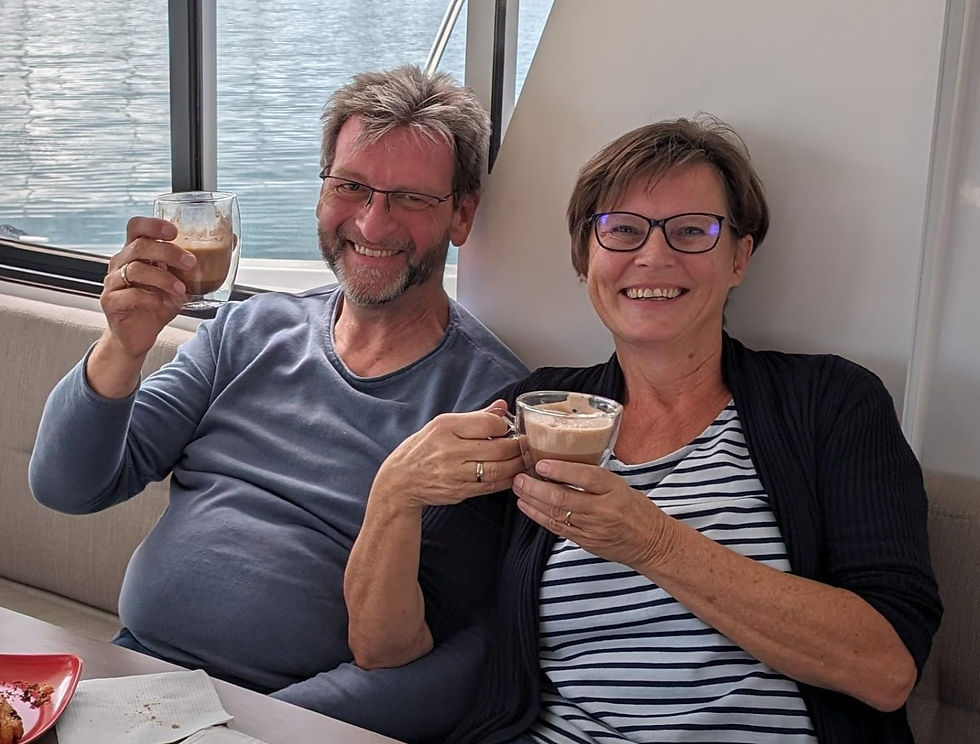 glückliches Paar auf einem Boot, das Kaffee trinkt