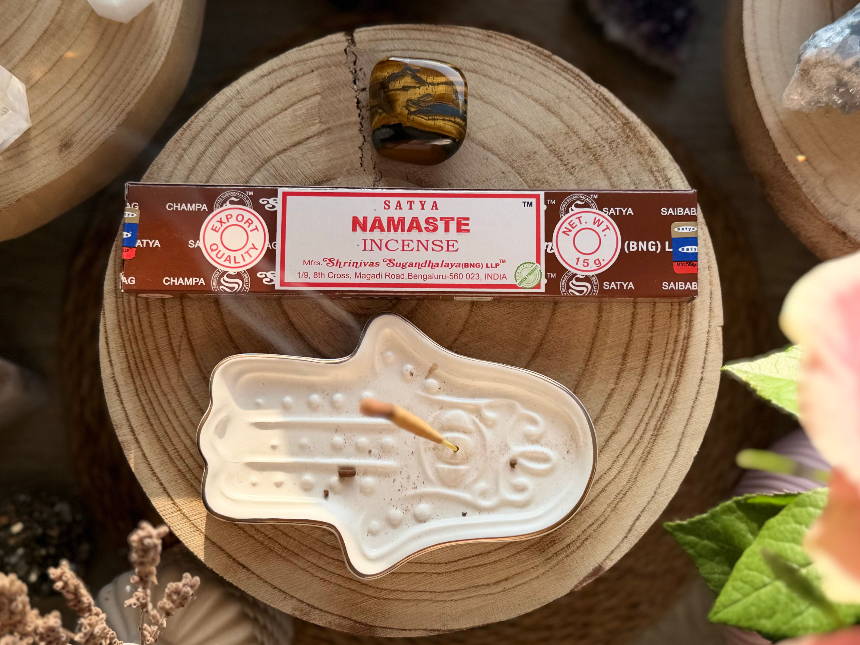 Namaste Dišeče palčke proizvajalca Satya skupaj s Hamsa Hand stojalom