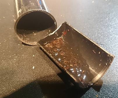 Entnahme von Froschlaich aus der Film Dose