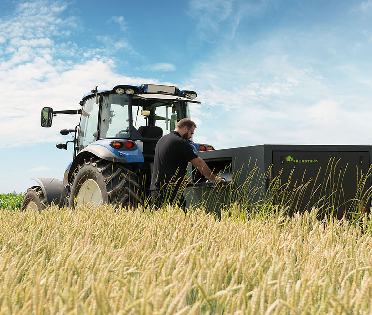 DynoTrailer_A800_Tractor-Field-Wartberg_