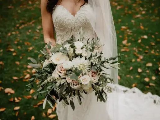 Bride with a beautiful bouquet of flowers. What is the Wedding Season in Sri Lanka