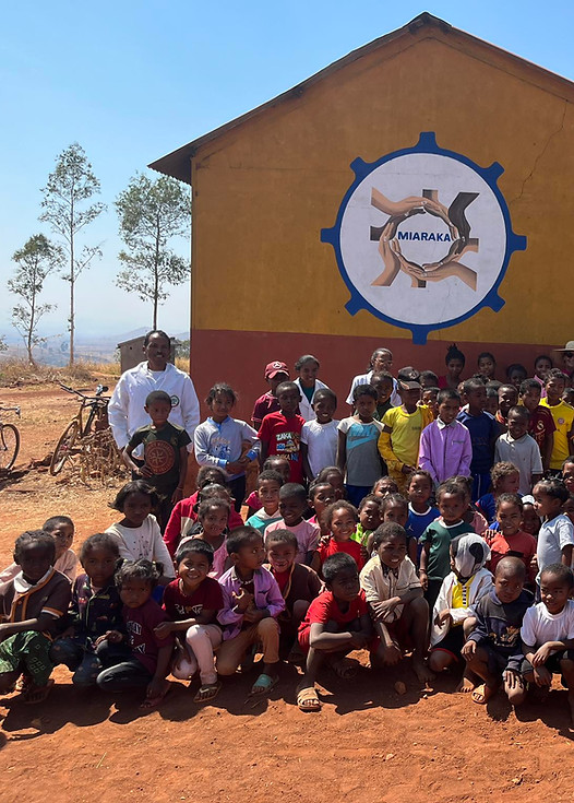 Ecole Madagascar construite en 2022 MIARAKA Ensemble main dans la main