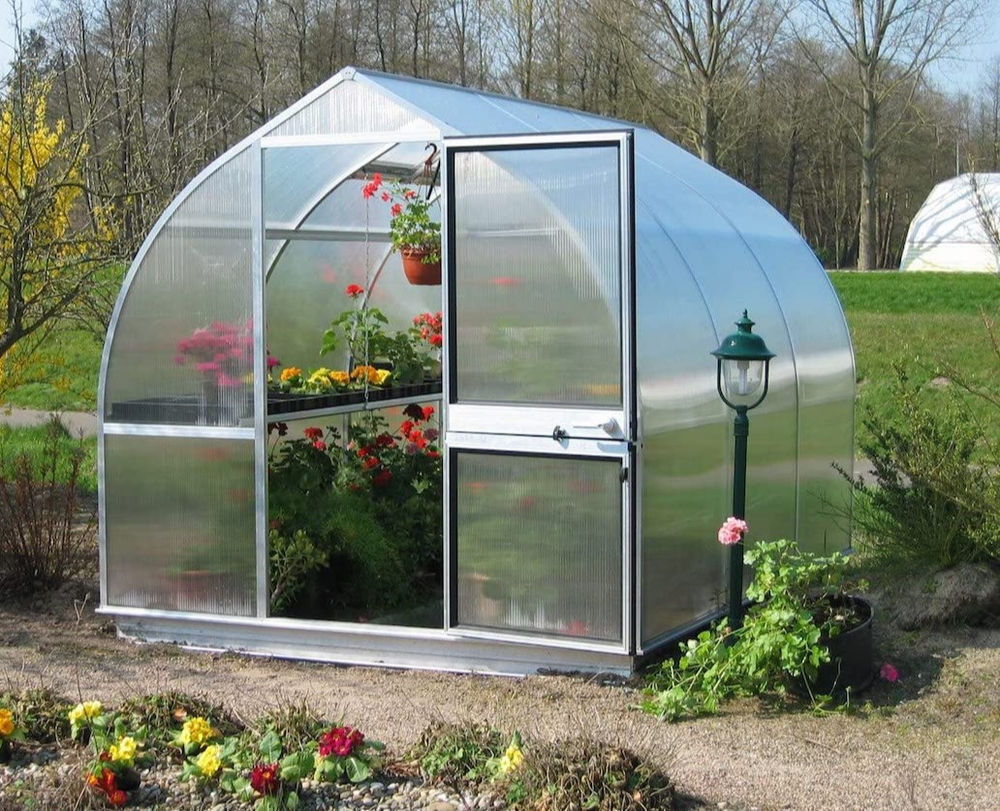 The 9 Advantages of a Polycarbonate Greenhouse over a Glass