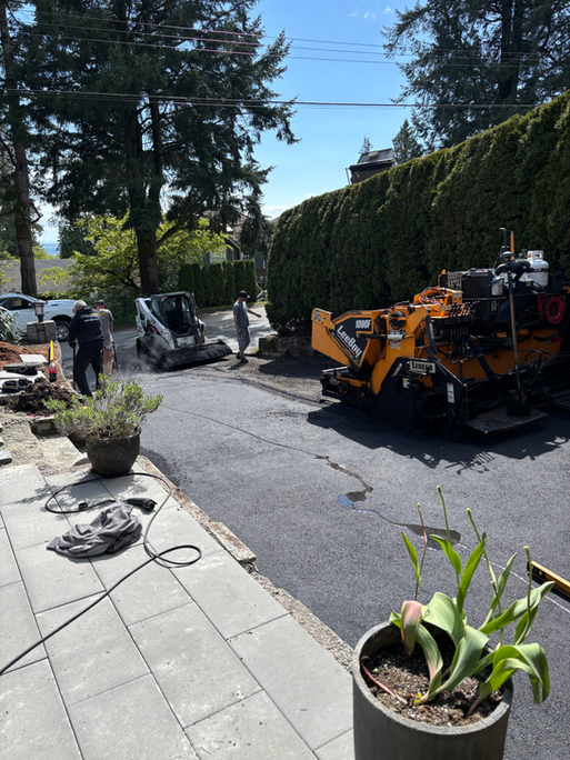 Excavator and people ready to work