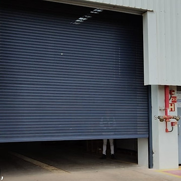 Portas de enrolar são versáteis e mitigam os riscos operacionais em plantas industriais e gaalpões logísticos