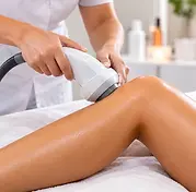 Illustration d’un soin corporel avec un appareil appliqué sur une jambe.