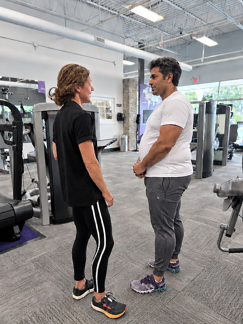 Personal trainer meets with weight loss client in Napervile gym.