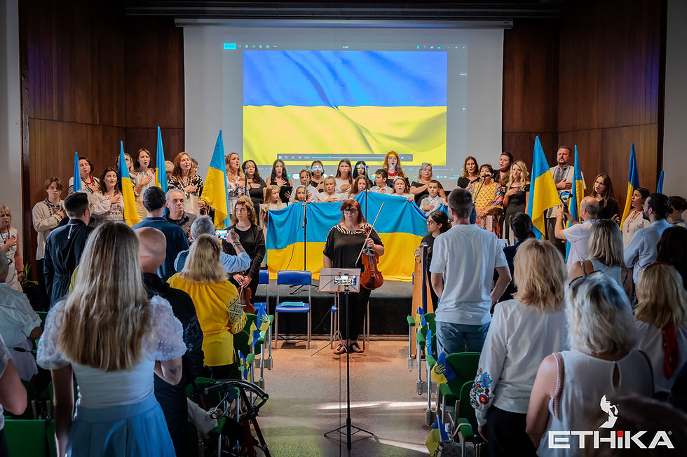 Il momento iniziale dell'evento con l'inno nazionale dell'Ucraina