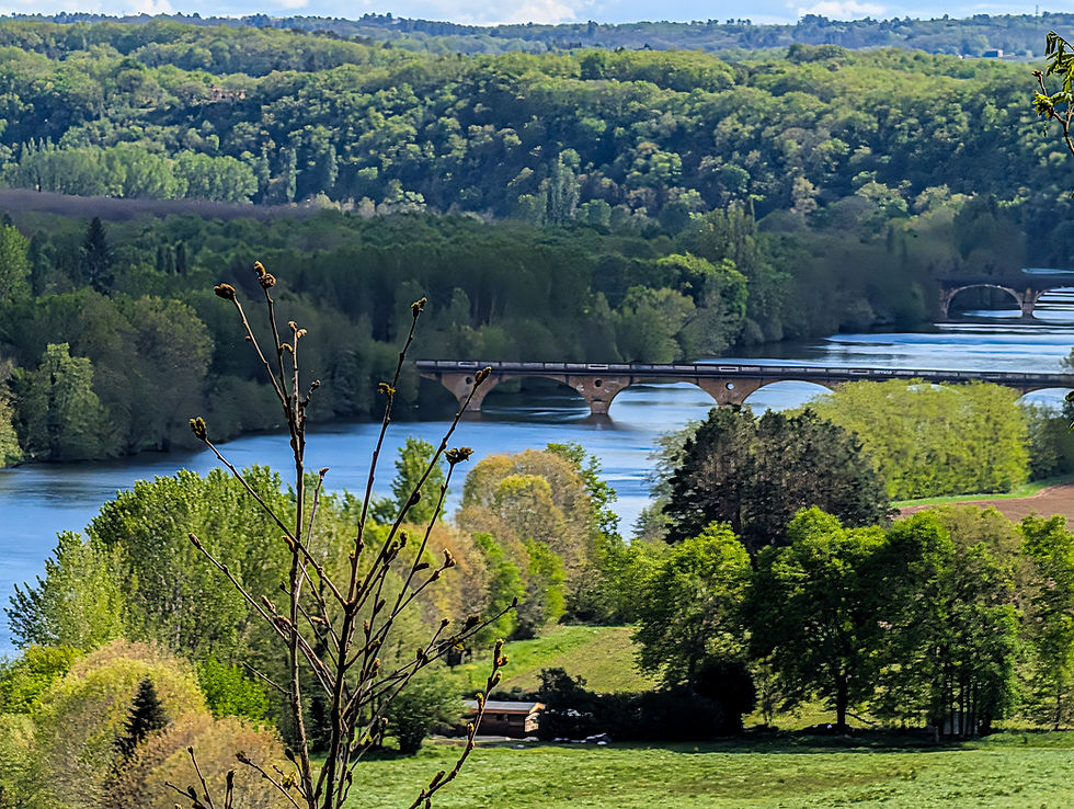The River Dordogne as it sweeps past the village of Trémolat