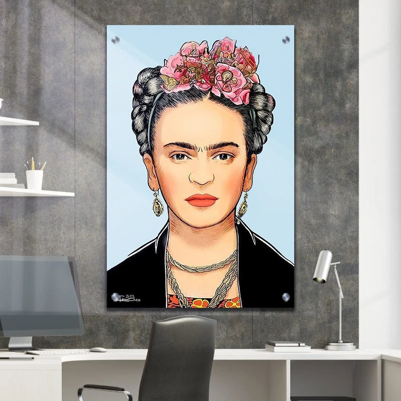 תמונת זכוכית Frida Kahlo לסלון רקע בהיר תמונת אמנות פופולארית על זכוכית בגווני כחול, שחור, חום - דגם galvtm47p2812