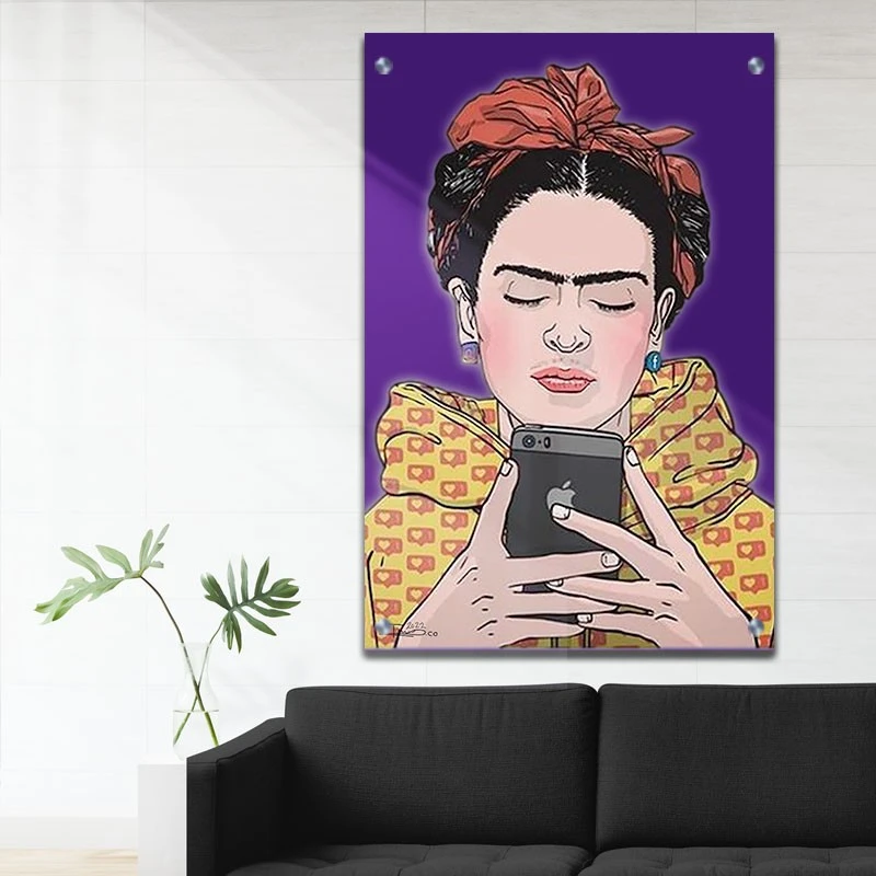 תמונת זכוכית פרידה קאלו לסלון עם הטלפון תמונת אמנות פופולארית על זכוכית בגווני סגול, זהב - דגם galvtm47p2827