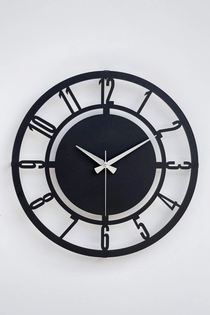 שעון קיר לקליניקה Modena בשילוב מתכת שעון מעוצב שחור