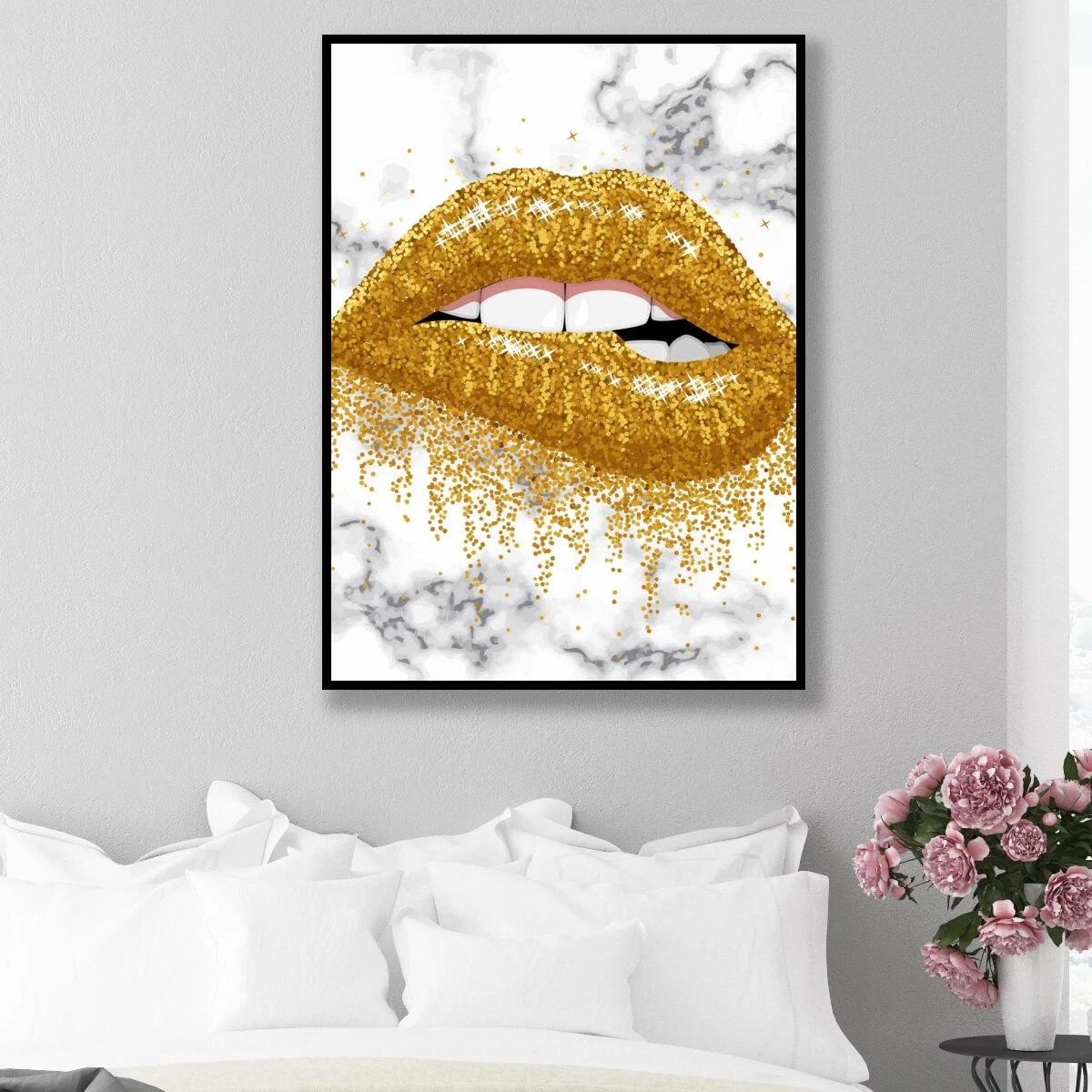 זהב – תמונה של שפתיים על רקע שיש לבן לחדר שינה כניסה לבית וחדרי אופנה דגם DL-377953