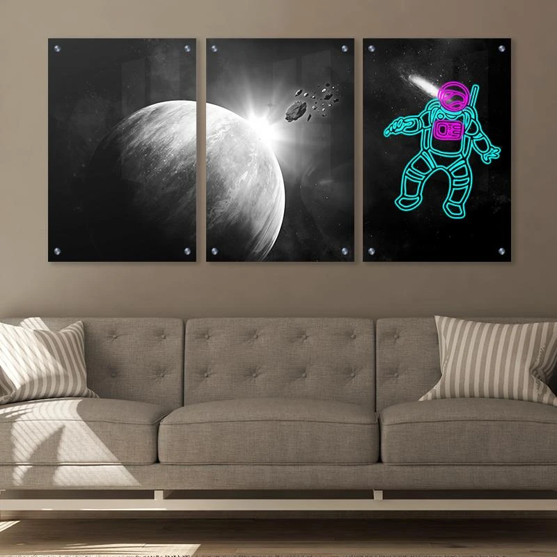 שלישיית תמונות חלל בזכוכית 'אסטרונאוט בניאון' לתלייה במשרדי הייטק חדרי נוער דגם 135205