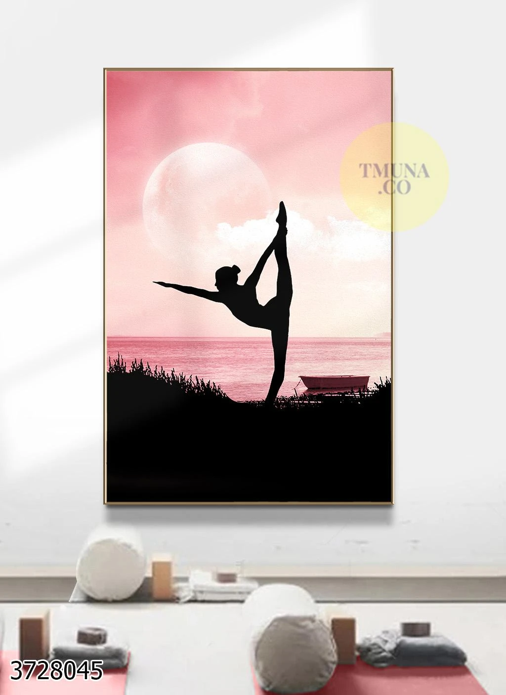 תמונת קנבס מרגיעה על רקע שקיעה ורודה אישה עושה יוגה באווירה של ים רגוע מתאימה לחדר שינה דגם 3728045