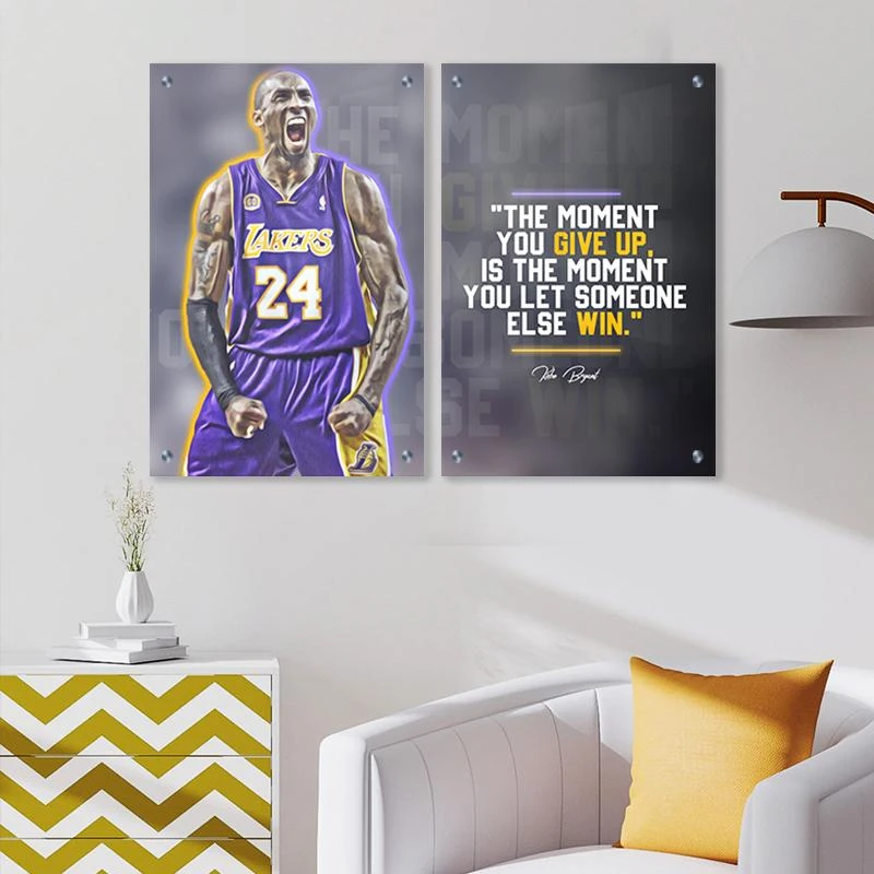תמונת מוטיבציה של קובי בראיינט לחדר שינה או למשרד THE MOMENT YOU GIVE UP... בגודל 40X60*2 ס"מ, 70X100*2 ס"מ  עיצוב בנושא גיימינג, משפטים מגיע בקנבס מתוח על מסגרת עץ, זכוכית ומנטים כסופים - דגם 135304