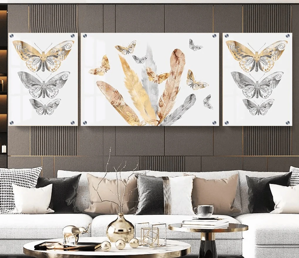 טרנדי: 3 תמונות זכוכית פרפרים על רקע לבן בגווני זהב, אפור לחדר שינה - דגם g23915956