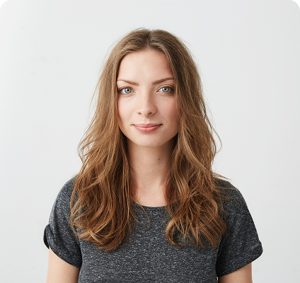 portret-molodoi-dovol-no-veselaa-devuska-ulybaetsa.png