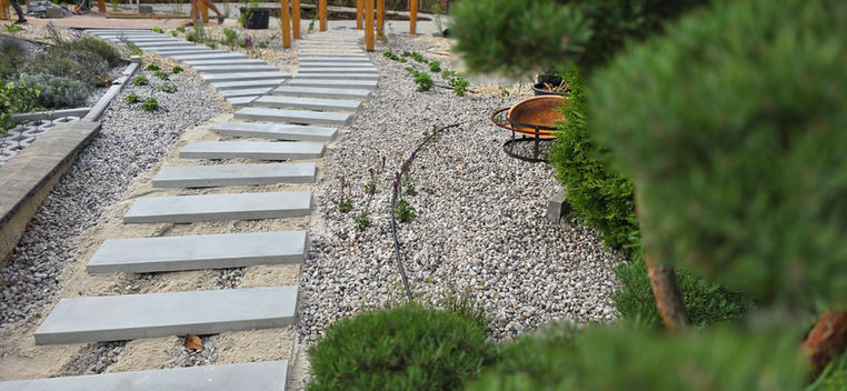 etonové nášlapy v kačírku při realizaci chodníku