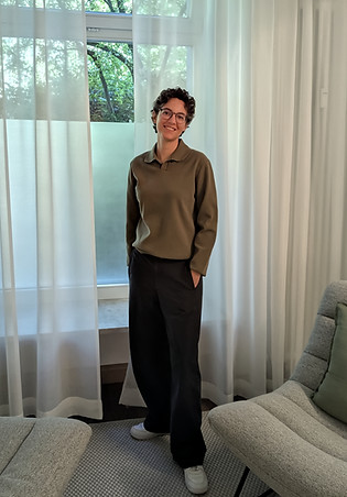 Teresa Kraft, Heilpraktikerin für Psychotherapie, stehend im Praxisraum, zwischen zwei Sitzen vor einem Fenster