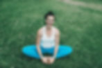 Sertifisert instruktør Lara Janine Mordt i sittende yogastilling for meditasjon og avspenning