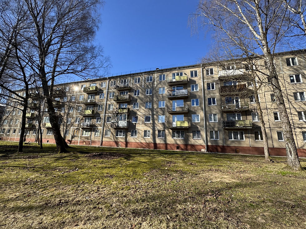 Malienas iela 74, paneļu fasāde ar balkoniem
