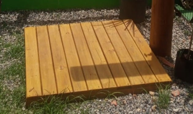 Deck de pinus tratado usado junto com chuveiro de eucalipto tratado