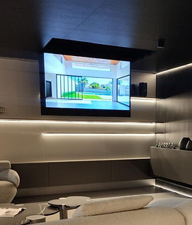 visão frontal de uma sala com um Flap TV instalado