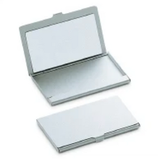 日本製 上代単価700円
161743 ロット60
インクジェット印刷対応
シルク印刷対応
外寸:93✖️60✖️厚み5mm 名刺約15枚収納
素材:アルミニウム 鏡/アルミ(鏡面加工仕上げ)
蓋:蝶番式 アルミカードSの蓋の内側にミラーを貼り付けました。