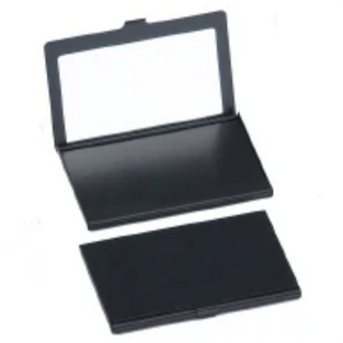 日本製 上代単価750円
159122 ロット60
インクジェット印刷対応
シルク印刷対応
外寸:93✖️60✖️厚み5mm 名刺約15枚収納
素材:アルミニウム 鏡/アルミ(鏡面加工仕上げ)
蓋:蝶番式
アルミカードSの蓋の内側にミラーを貼り付けました。