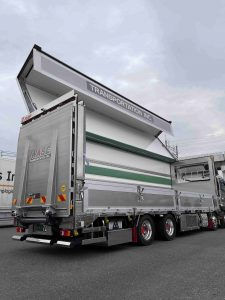 本社 新大型ウイングゲート車を納車