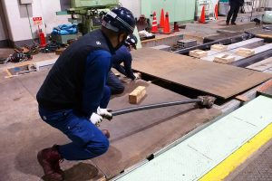 京都支店 車輪転削盤の搬入作業を行いました