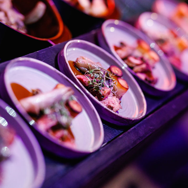 walking dinner gerechten geserveerd uit buffet