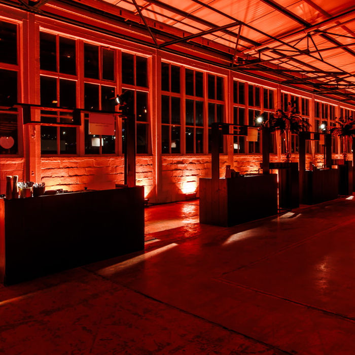 Meerdere foodstations opgesteld voor vlotte service tijdens grootschalig walking dinner event.