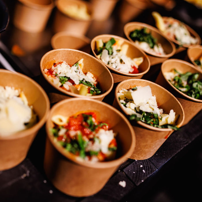 Streetfood pasta in kleine kommetjes voor walking event