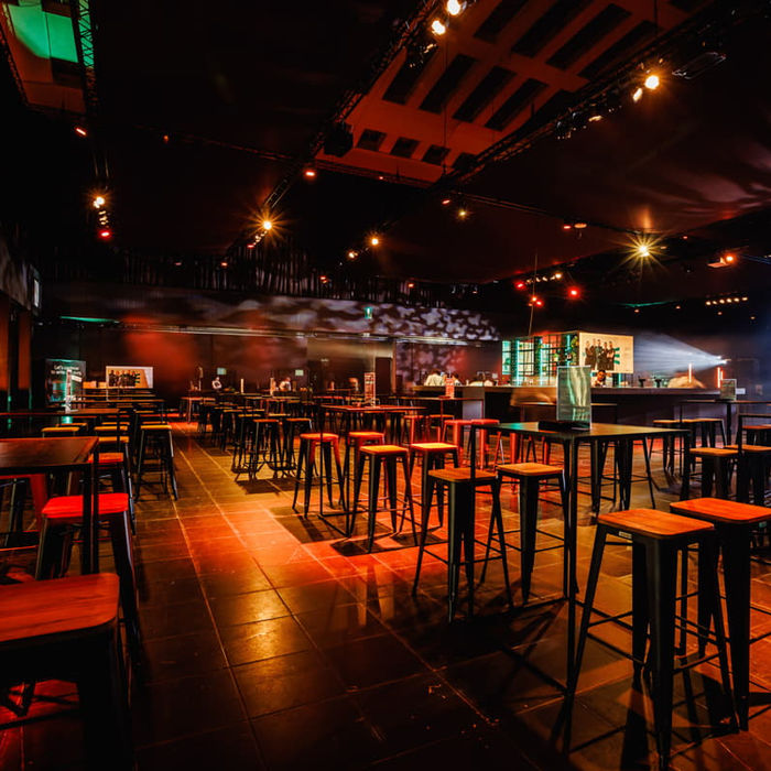 Zaalindeling met bar en statafels tijdens bedrijfsevent